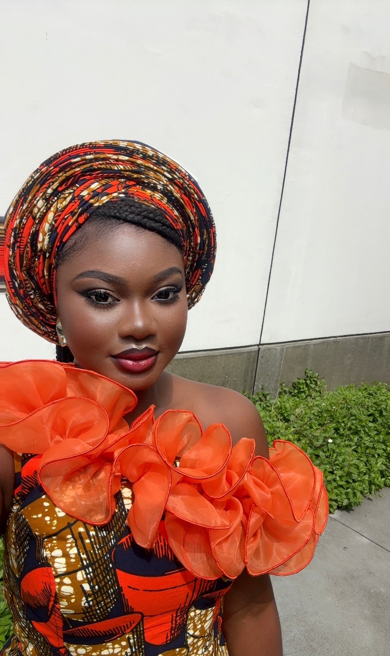 Robe longue accompagnée d’un foulard assorti pour la tête